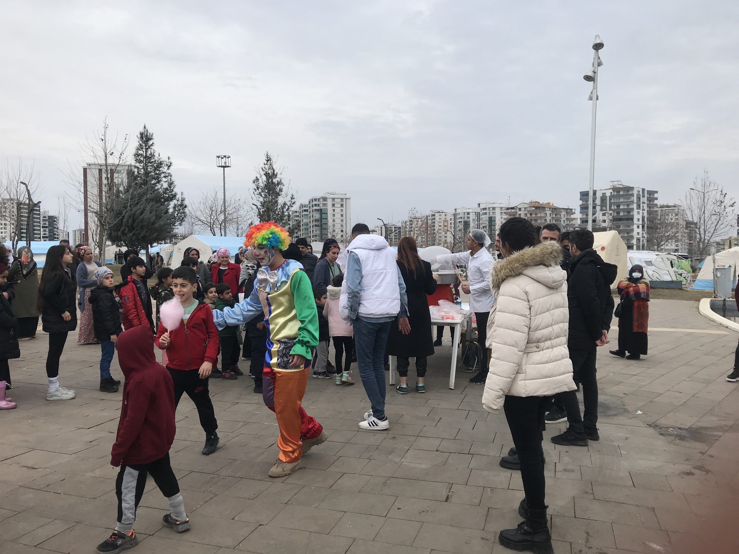Diyarbakır Kayapınar Kaymakamlığı Öncülüğünde Depremzede Çocuklara Eğlence